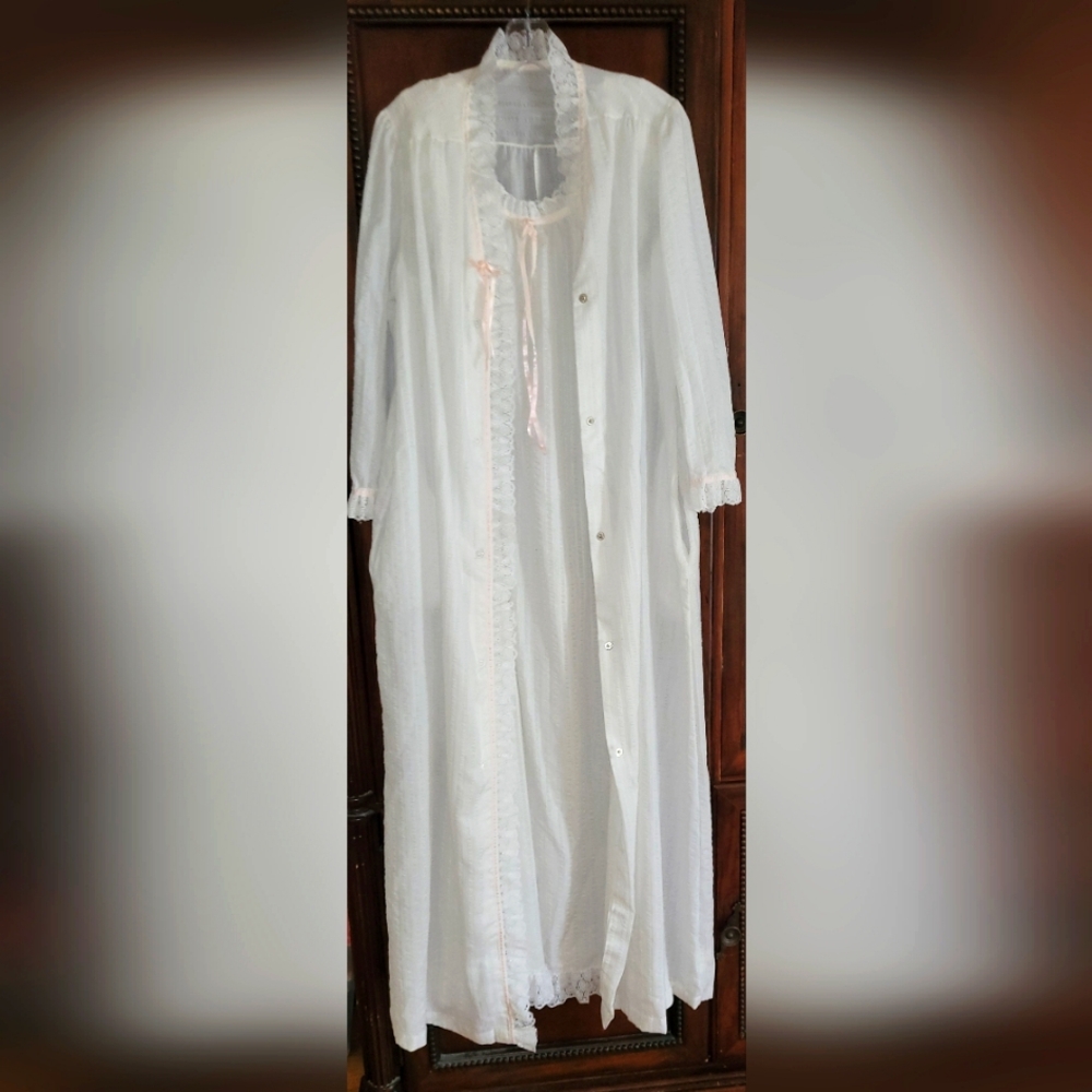 MISS ELAINE VINTAGE NIGHTGOWN W/ ROBE EYELET & LACE,UNION MADE,USA FULL SWEEP
